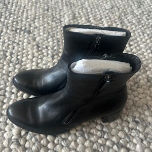 ECCO Womens 9-/9.5 Black Leather Zippered Ankle Boots